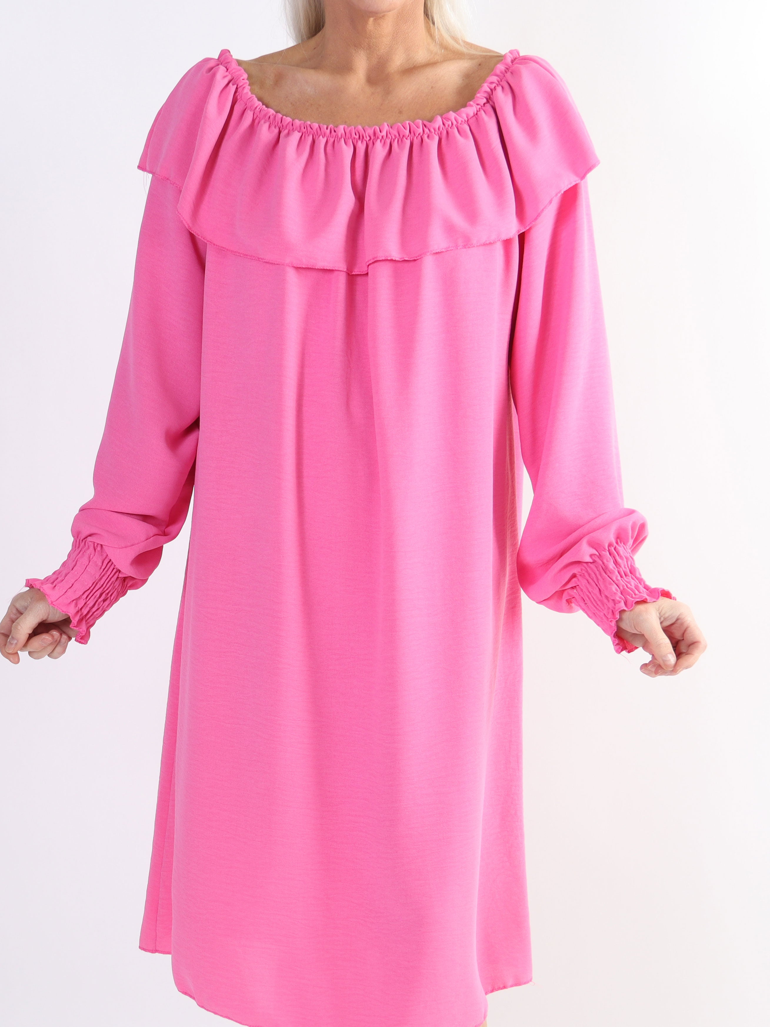 Elpida - Plus size-klänning med volangkant och smockärmar